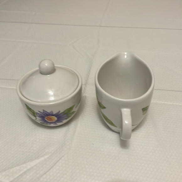 Pfaltzgraff Emma Sugar Bowl with lid and Creamer - Picture 3 of 7